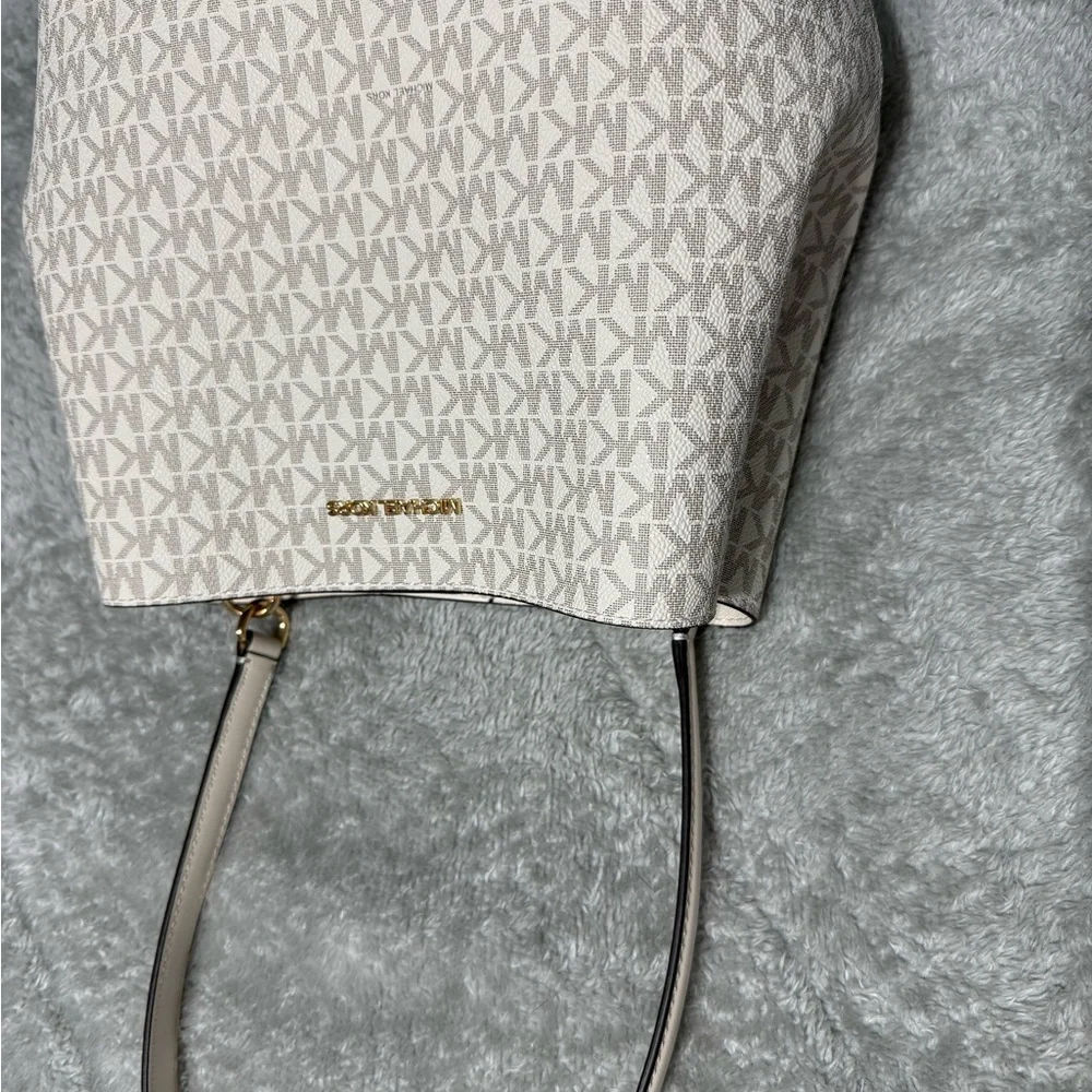 Michael Kors Women's Signature Logo Tote and Zip Wallet Set in Vanilla/Acorn